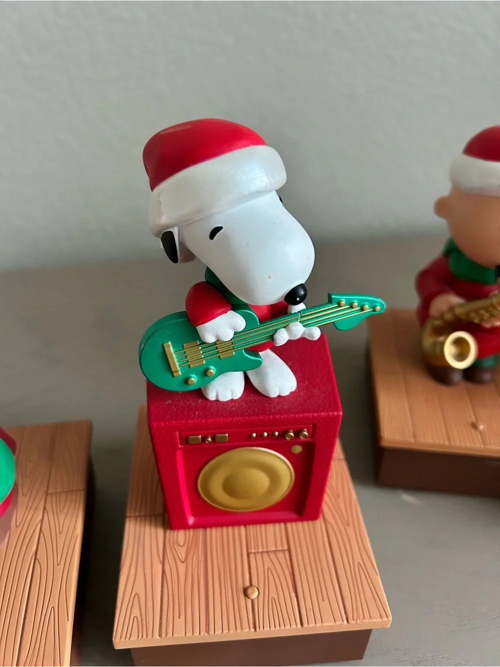 Hallmark Peanuts Christmas wireless Band Set Charlie Brown, Snoopy, Linus & Lucy
